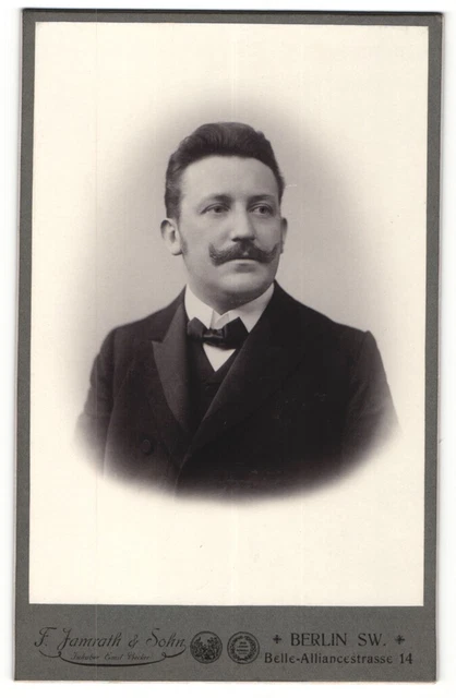 Fotografie F. Jamrath & Sohn, Berlin-SW, Portrait stattlicher Herr im Anzug mit