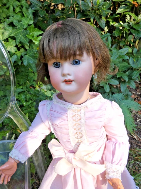 POUPEE ANCIENNE DE COLLECTION SIGNE PORCELAINE HAUT DE GAMME TRES BELLE ETAT