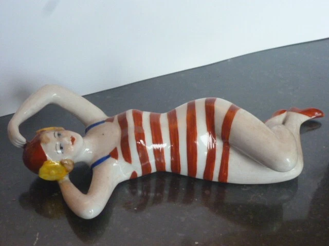 Demi-poupée antique en porcelaine allemande avec jambes