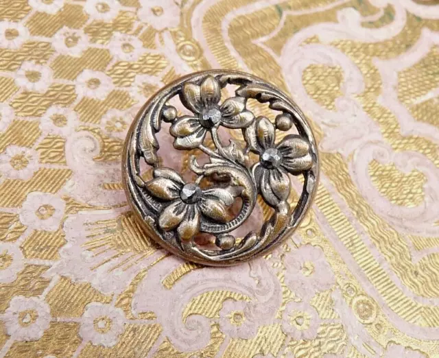 ANCIEN BOUTON motif de fleurs Art Nouveau 1900, métal argenté/ clous d'acier