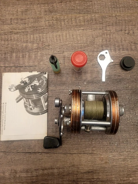 Boîte De Pêche Vintage Ted Williams 3465 Sears Roebuck - Avec Leurres - Très Bon état (à Nettoyer)