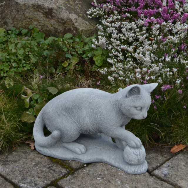 Massif Sculpture en Pierre Chat Avec Ball Kater Chaton Domestique fonte de