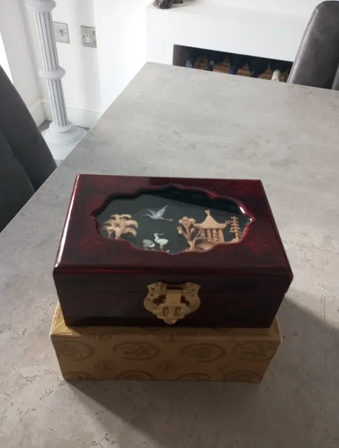 Lovely Vintage Oriental Lacquered Jewellery  Box 3D Cork  Scene On Lid Mint