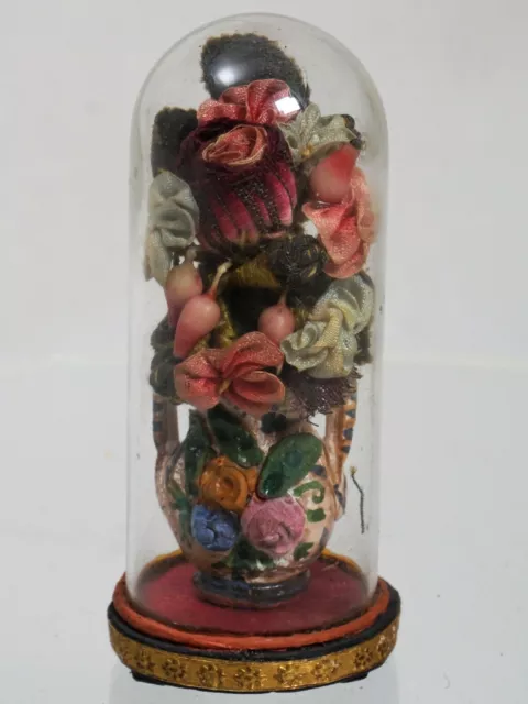 Antica composizione floreale in miniatura, campana di vetro. Casa delle bambole