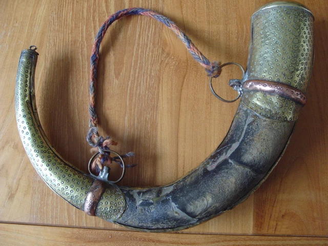 Ancienne Poire à Poudre En Corne Et Laiton – XIXe Siècle, Bon état
