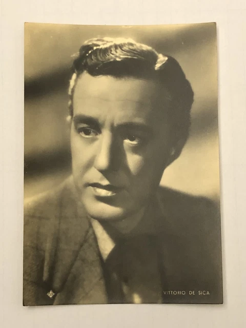 Vittorio De Sica nella galleria del Chiatamone, Napoli, 1961 - - Centro della fotografia italiana Vittorio De Sica nella galleria del Chiatamone, Napoli, 1961 - - Centro della fotografia italiana