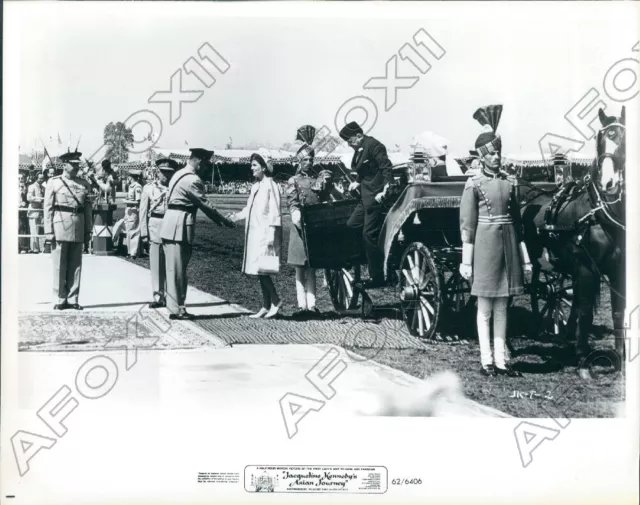 1962 First Lady Jacqueline Kennedy Greeted During India Trip Press Photo