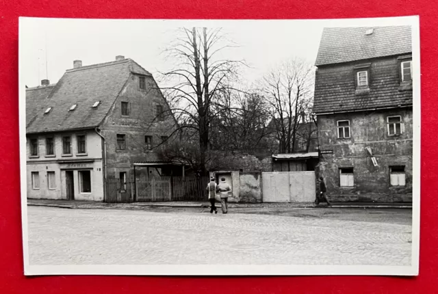 DDR Foto AK DÖBELN 1977 Strassenpartie mit Typen ( 118204