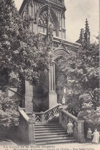 MÉZIÈRES 08 Entrée de L'Église animée rue St Julien CPA non-circulée vers 1900