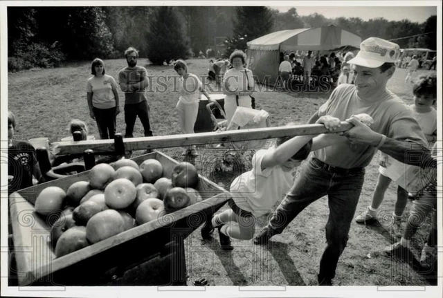 1988 Press Photo Rich Juskalian and David Zawacki with Apple Press, Hampden