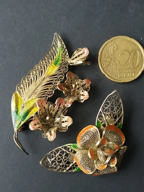 2 Broches fleurs, anciennes, en filigrane, en argent poinçonné émaillé.