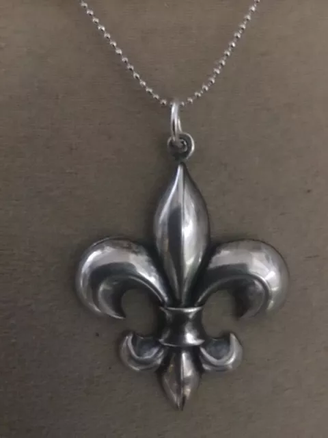 pendentif fleur de lys métal argenté