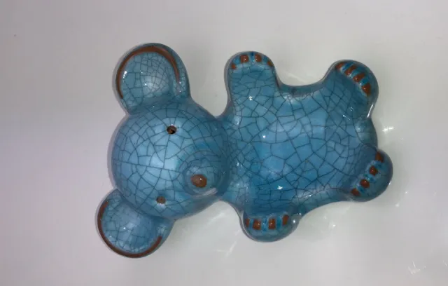 Karlsruhe Majolika, Muschel liegender blauer Bär aus Keramik  von Walter Bosse 2