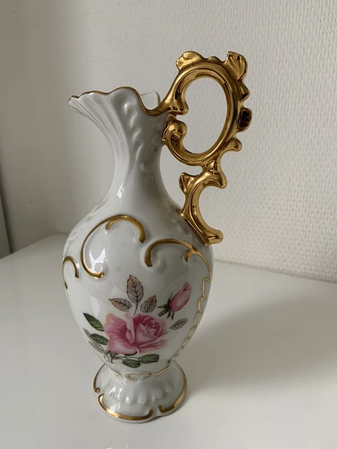 Petit pichet en haute porcelaine de luxe