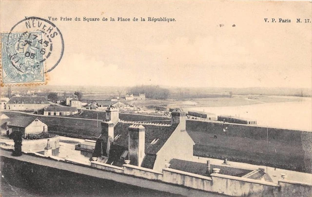 CPA 58 NEVERS VUE PRISE DU SQUARE DE LA PLACE DE LA REPUBLIQUE  (dos non divisé)