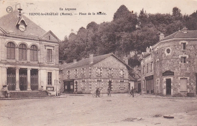 CPA 51 VIENNE le CHATEAU (Marne) Place de la Mairie En Argonne