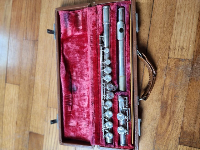 Vintage artley flute 18-0 with original case 