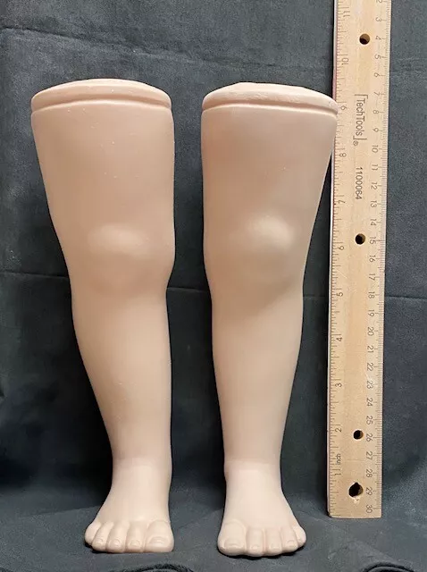 Piernas de porcelana Bisque Expressions para muñeca de 24" de Dianna Effiner lista para pintar