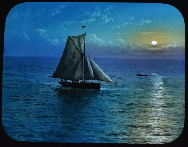 EINE YACHT AUF DEM OZEAN BEI SONNENUNTERGANG C1910 Magic Latern Rutsche