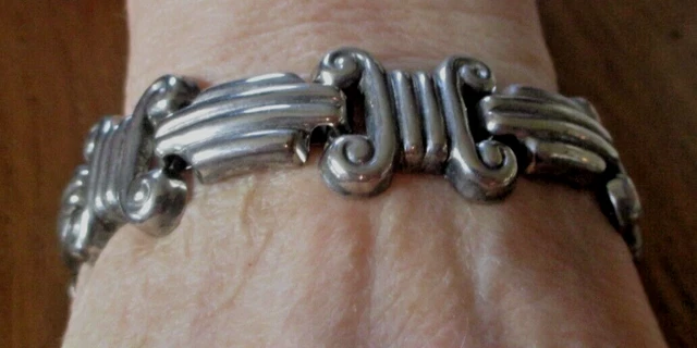 HERMES : Bracelet "Grain de café" formé de 7 maillons articulés en argent, circa 1970