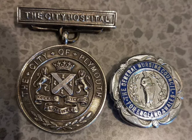 Good Named PAIR 1945 Vintage The City Hospital PLYMOUTH Silver Badge & GNC Badge