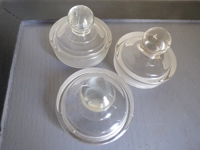 Un ensemble de pots de gelée ou de conserves de boules de cristal matelassés transparents de 2 à 8 oz avec couvercle et anneau d'origine. Divers 1250 - France