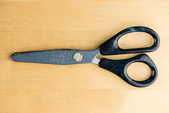vintage ELK PINKING SHEARS 7” length BLUE/BLACK “BOWLING BALL” HANDLES