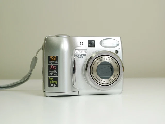 NIKON COOLPIX 7600 7.1MP Digital Camera - Silver*WORKING