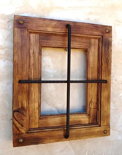 ventana de madera con postigos o contraventanas, verde manzana, vintage