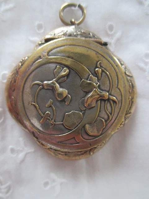 Pendentif Boîte à Pilules / Poudrier Argenté Art Nouveau - Collier Mi-long - Occasion