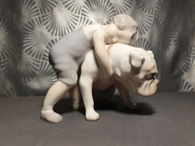 sculpture en porcelaine BING & GRONDAHL enfant & chien bouledogue bulldog statue