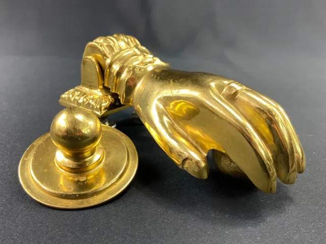 Heurtoir de porte en forme de main en bronze doré