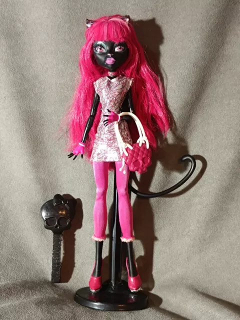 MONSTER HIGH - Muñeca CATTY NOIR serie "SCAREMESTER" con stand/peine