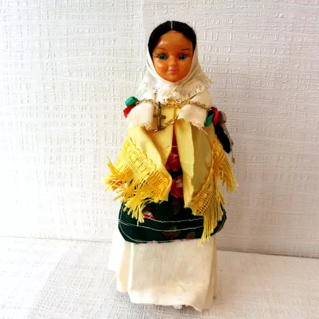 DOLL POUPEE FOLKLORIQUE REGIONALE 18 cm ELLE FERME LES YEUX