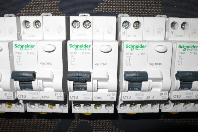 A9N21025 Schneider Electric Disjoncteur DT40 Phase+Neutre 16A Courbe C 4.5kA