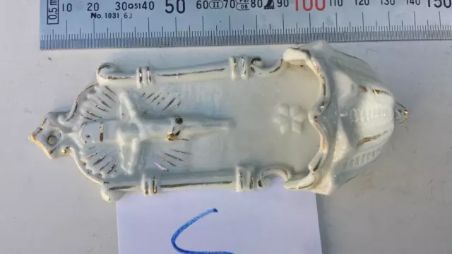 C/ Très ancien petit bénitier en biscuit avec crucifix