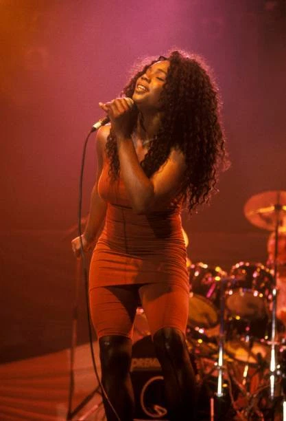 CHIMES BAND SINGER Performing Chimes 1990s Old Music Photo 5 EUR 6,62 ...