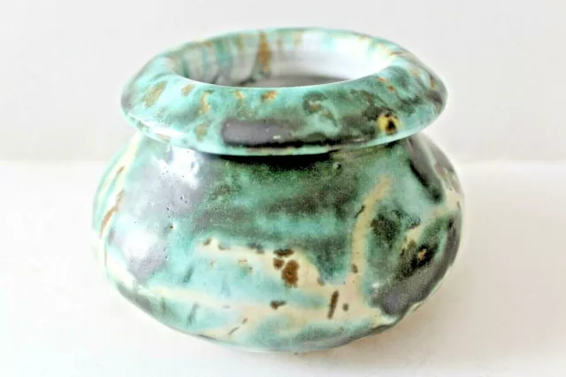 Petit vase en grès de couleur verte, signature à déchiffrer.