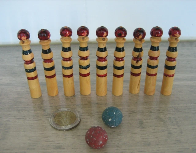 Jeu De Quilles Miniature Ancien - Bois Peint Vers 1920 - 12 Quilles - Hauteur 10,6 Cm