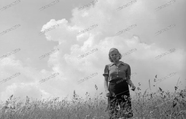 Negativ-Portrait-Frau-Blumenwiese-Mode-Cute-German-Woman-1930er Jahre-1930s-17