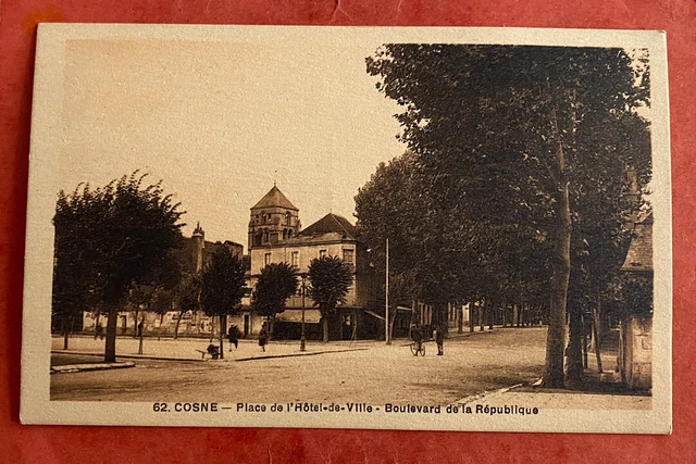 cpa 58 COSNE-sur-LOIRE - Place de l’Hotel-de-Ville - Boulevard de la Republique