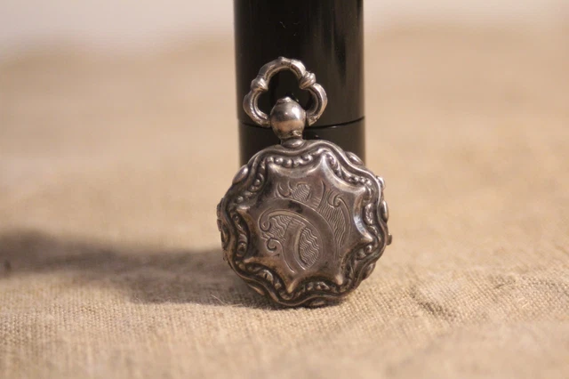 ANCIENNE MÉDAILLE RELIQUAIRE porte photo religieuse en argent datée