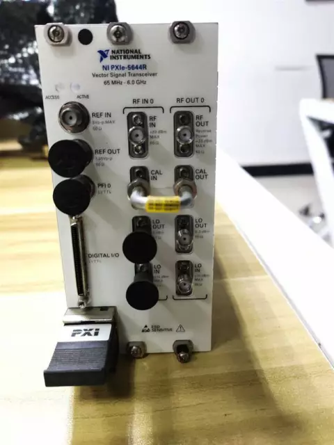 1PZ USATO NI PXIe-5644R Ricetrasmettitore di segnale vettoriale 65 MHz - 6,0 GHz