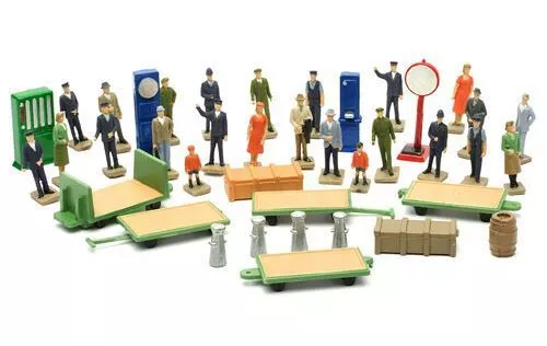 OO Railway Station accessories and figures Dapol Kitmaster C012