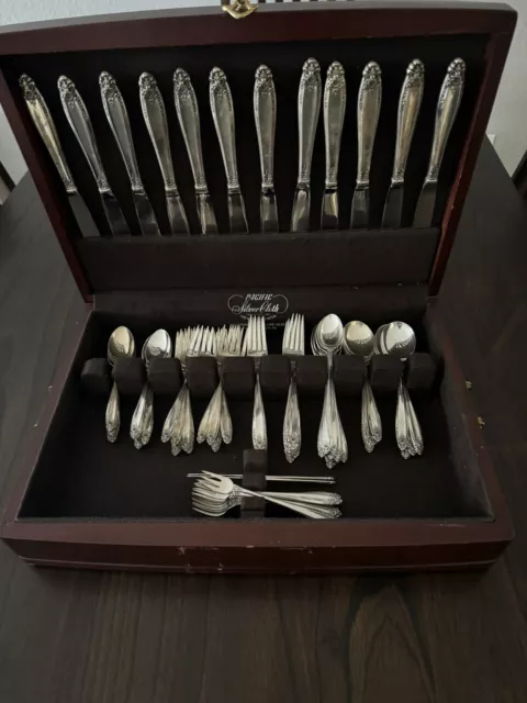 Sterling International Prelude 84 Pieces Flatware