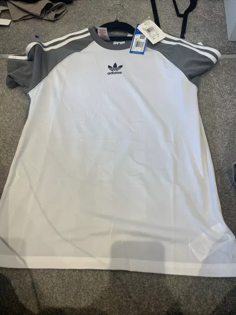 Top Adidas ragazzo taglia 13-14 nuovo con etichette Top Adidas ragazzo taglia 13-14 nuovo con etichette