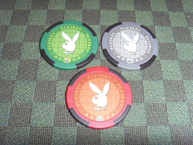 Des jetons de poker et verre de cognac sur le tableau noir. Gambling