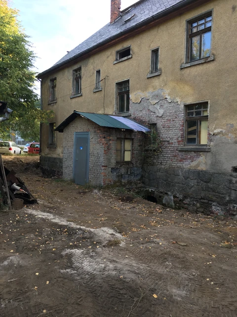 Altes Renovierungsbedürftiges Haus mit guter Substanz.