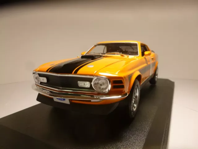 Ford Mustang Mach 1 Naranja/Negro 1:18 – Clásico de los 70