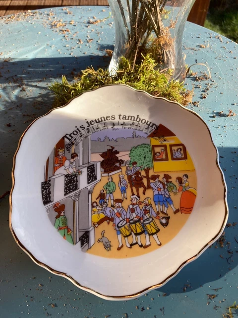 TROIS ASSIETTES BLANCHES En Porcelaine Opaque De Creil-Montereau - LM